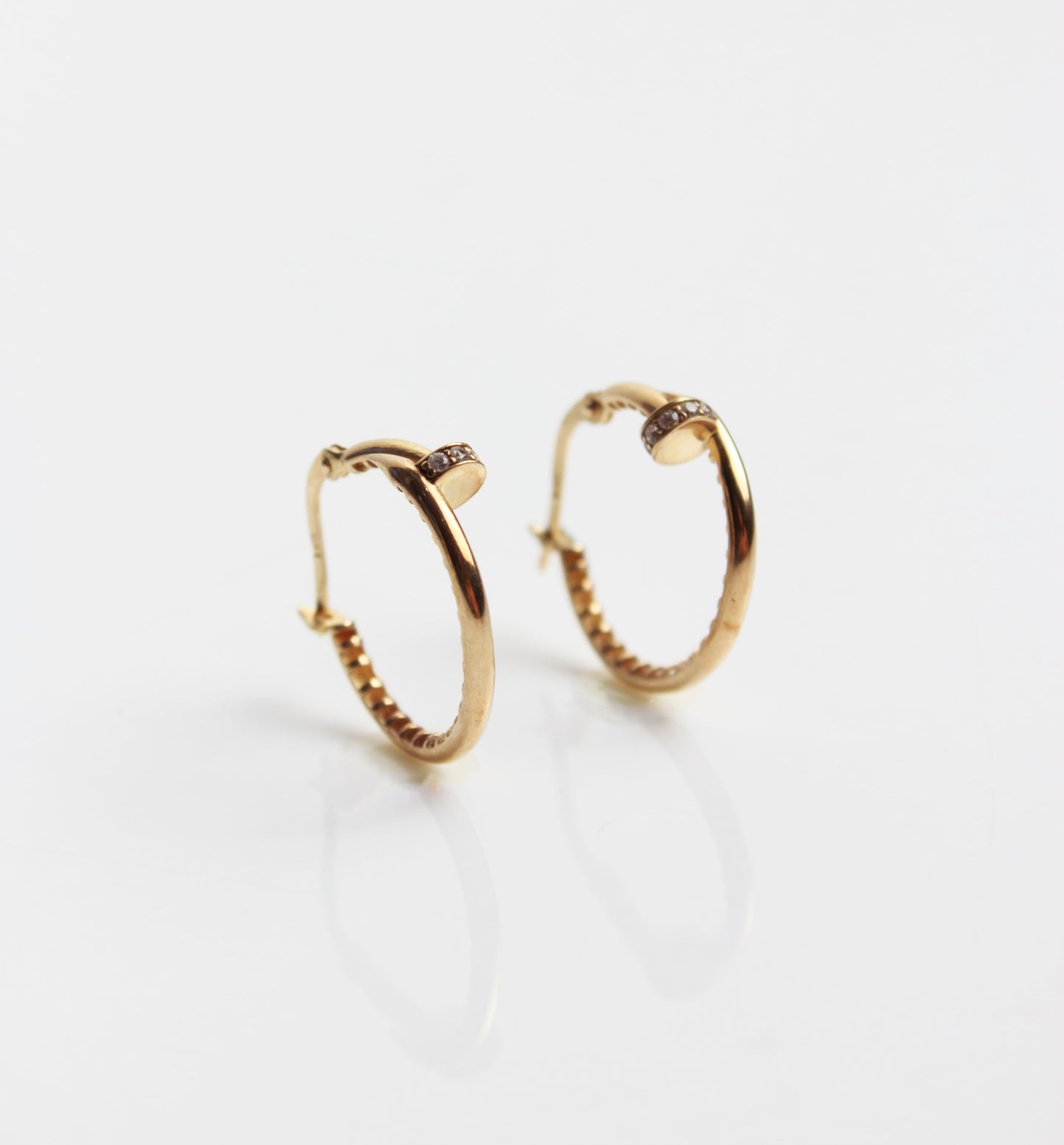 Aretes Clavo de Oro